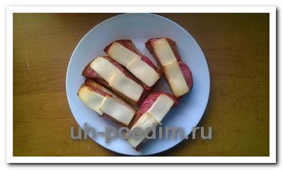 бутерброд с сыром и ветчиной